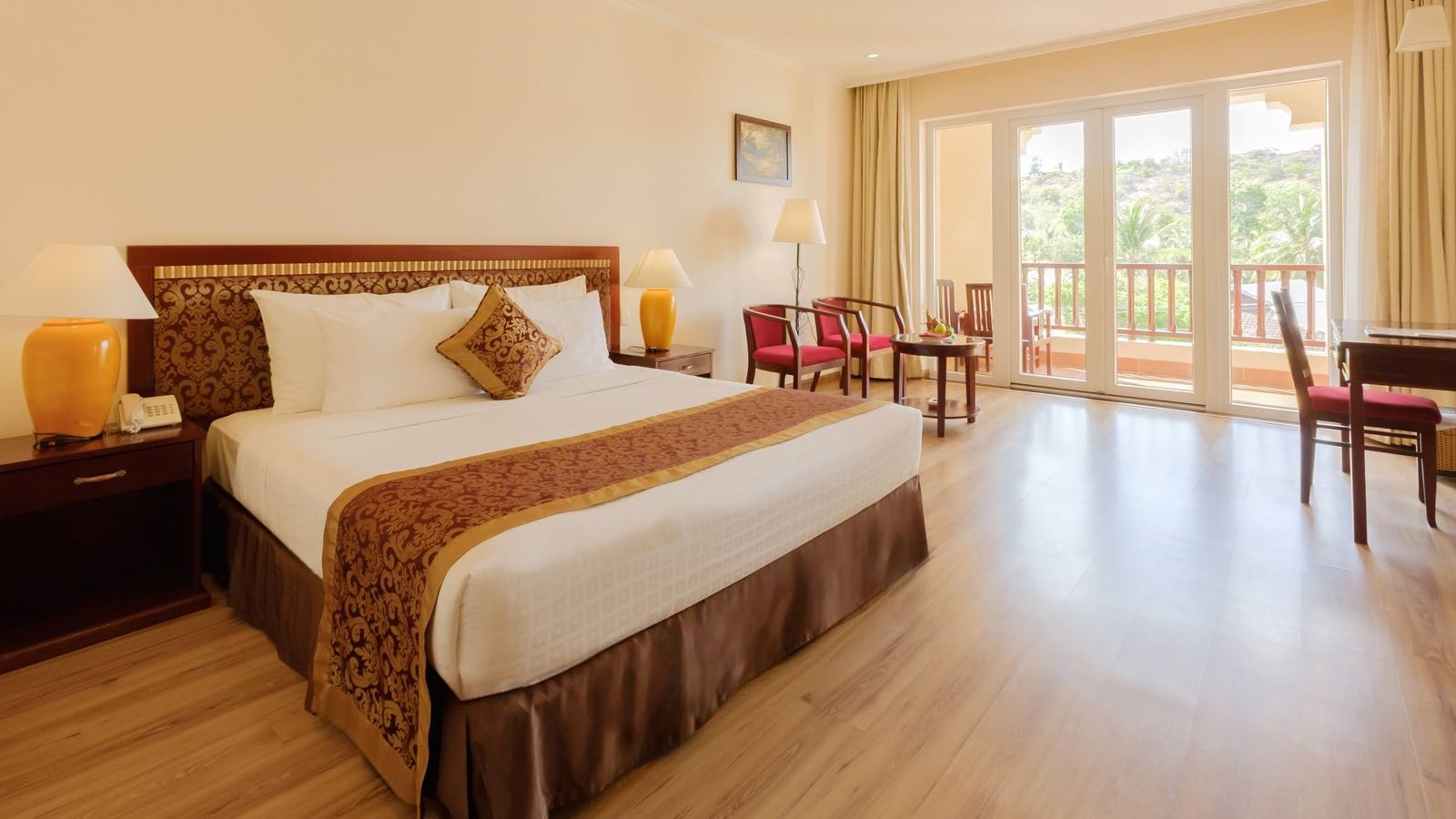 rooms-deluxe-hill-view-balcony