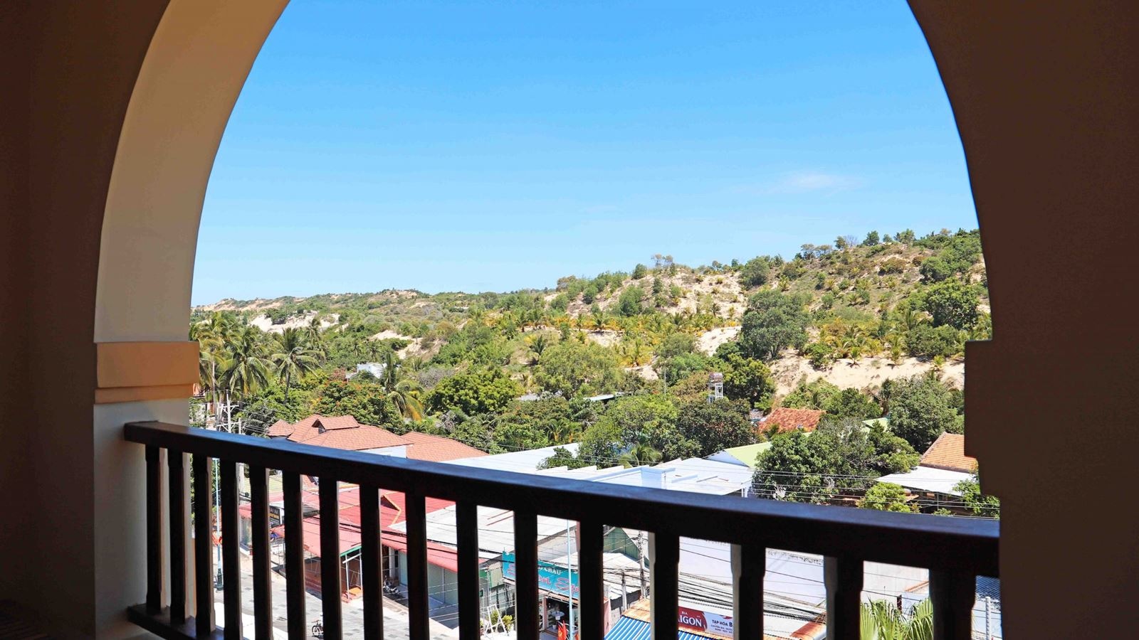 rooms-deluxe-hill-view-balcony