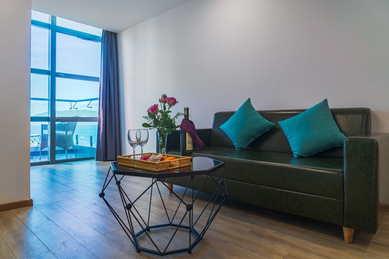 rooms-suite-sea-view-with-balcony