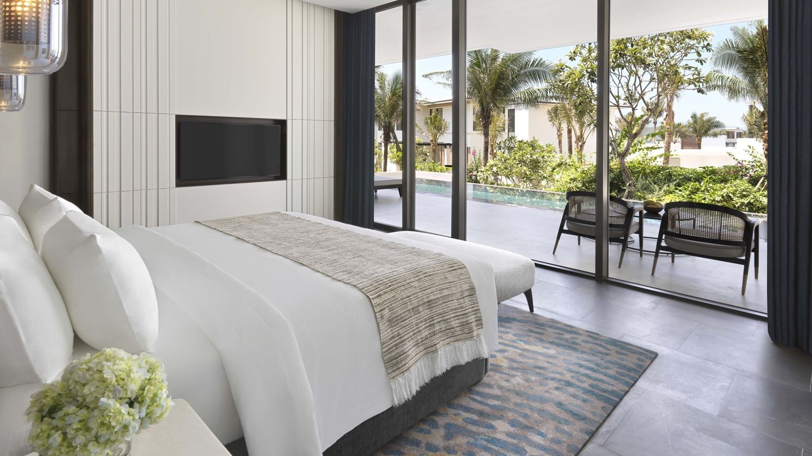 rooms-lush-villa-one-bedroom-with-pool