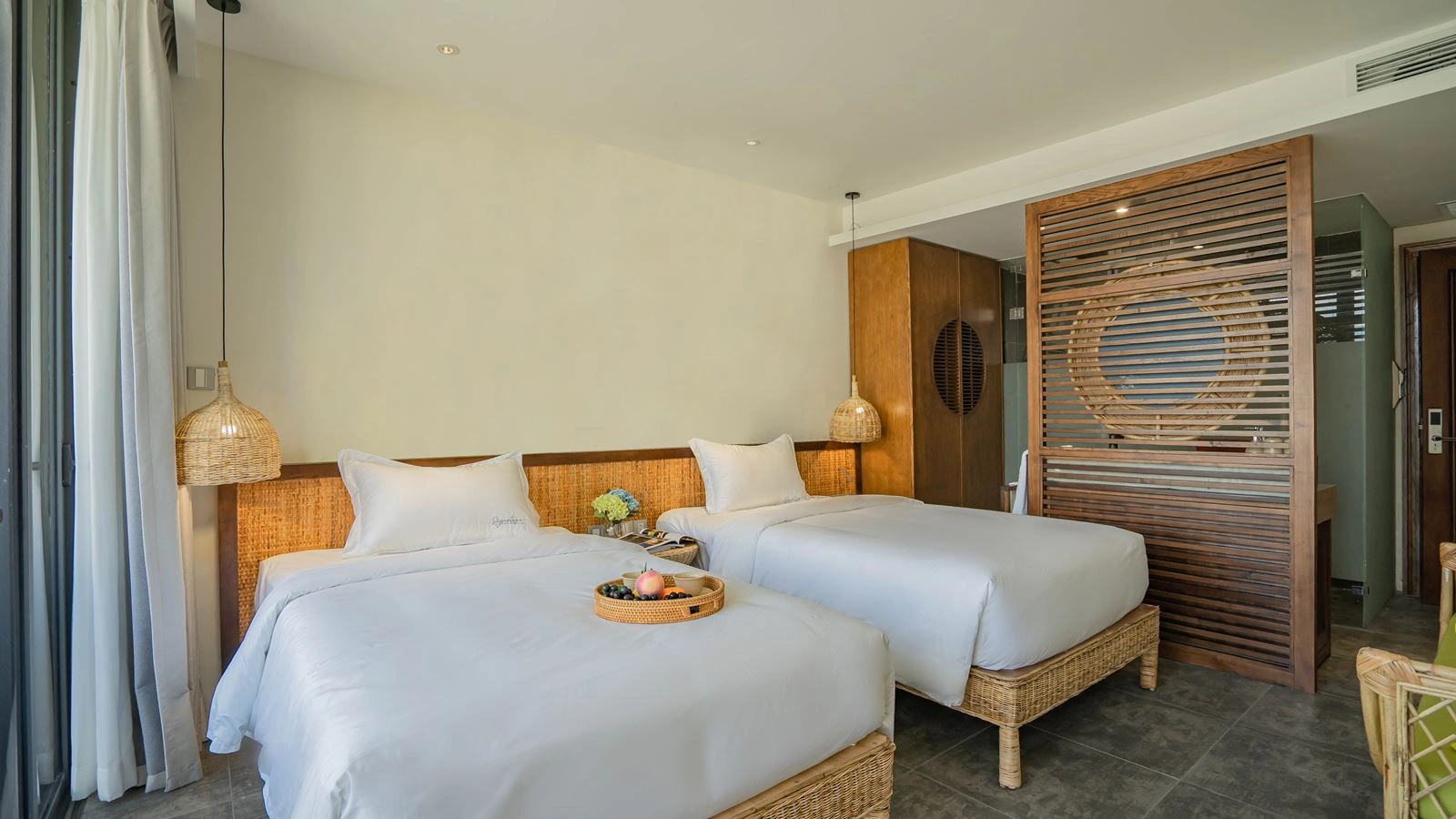 rooms-signature-essential-partial-sea-view-with-balcony-no-extra-bed