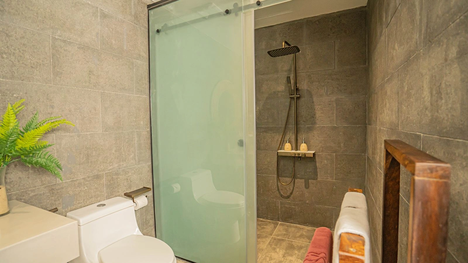 rooms-lotus-paradise-oasis-2-bedrooms-with-balcony