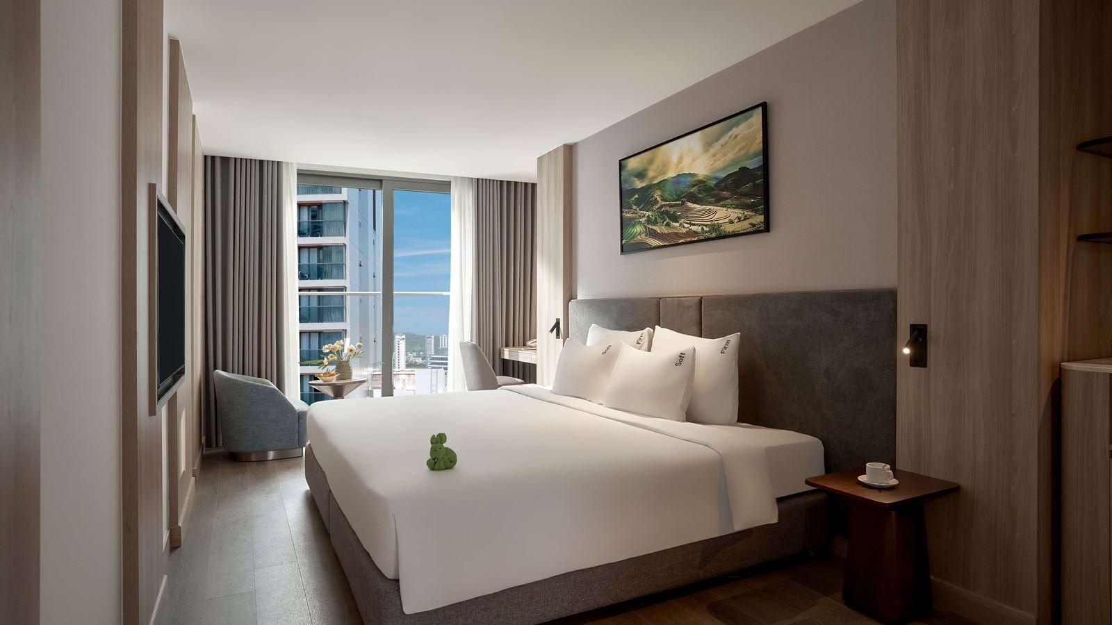 rooms-senior-deluxe-city-view-with-balcony