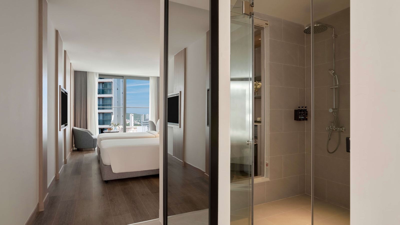 rooms-senior-deluxe-city-view-with-balcony-child-without-extra-bed