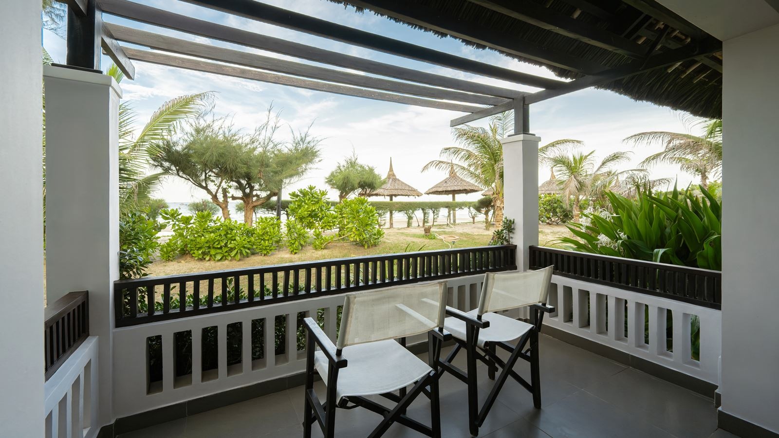 rooms-bungalow-garden-view-balcony