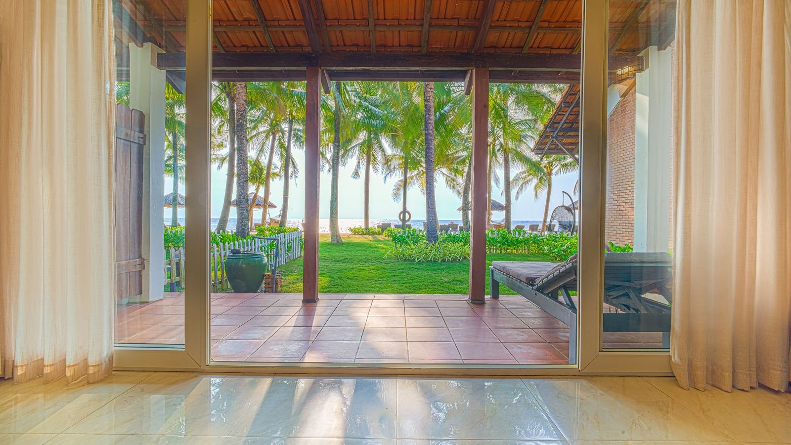 rooms-villa-beachfront-terrace