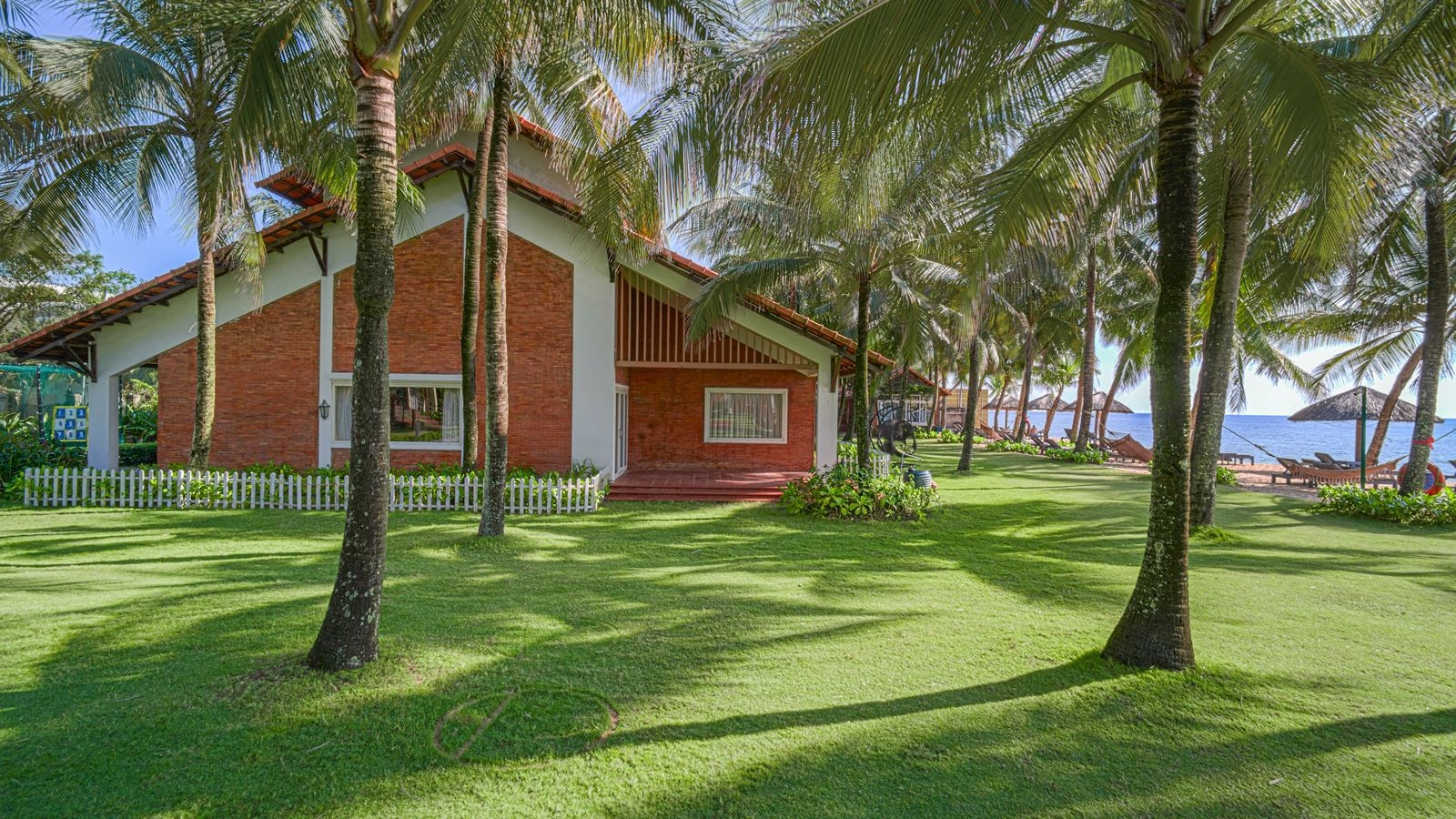 rooms-famiana-executive-suite-terrace-family