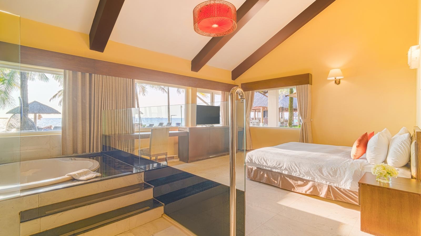 rooms-famiana-executive-suite-terrace-family