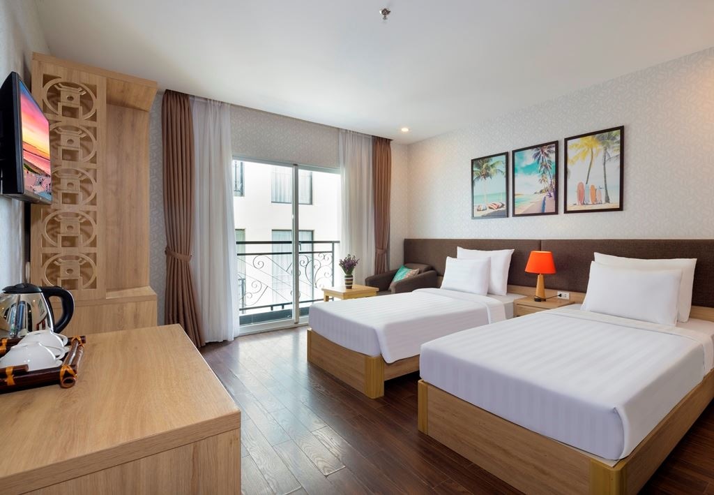 rooms-room-deluxe-city-view-with-balcony