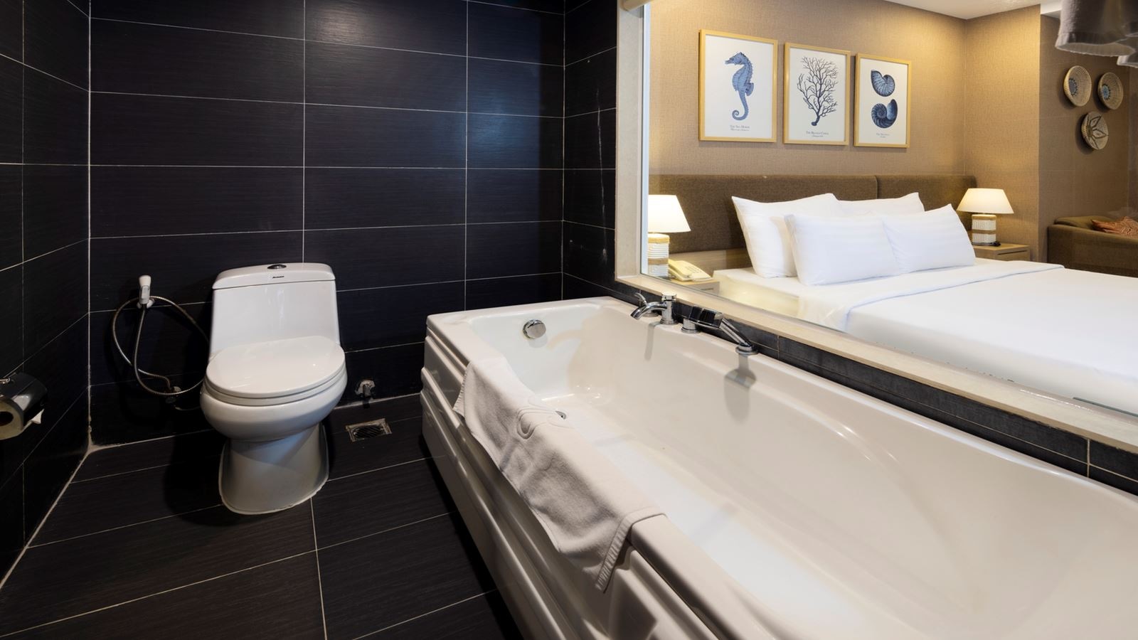 rooms-room-deluxe-sea-view-with-balcony