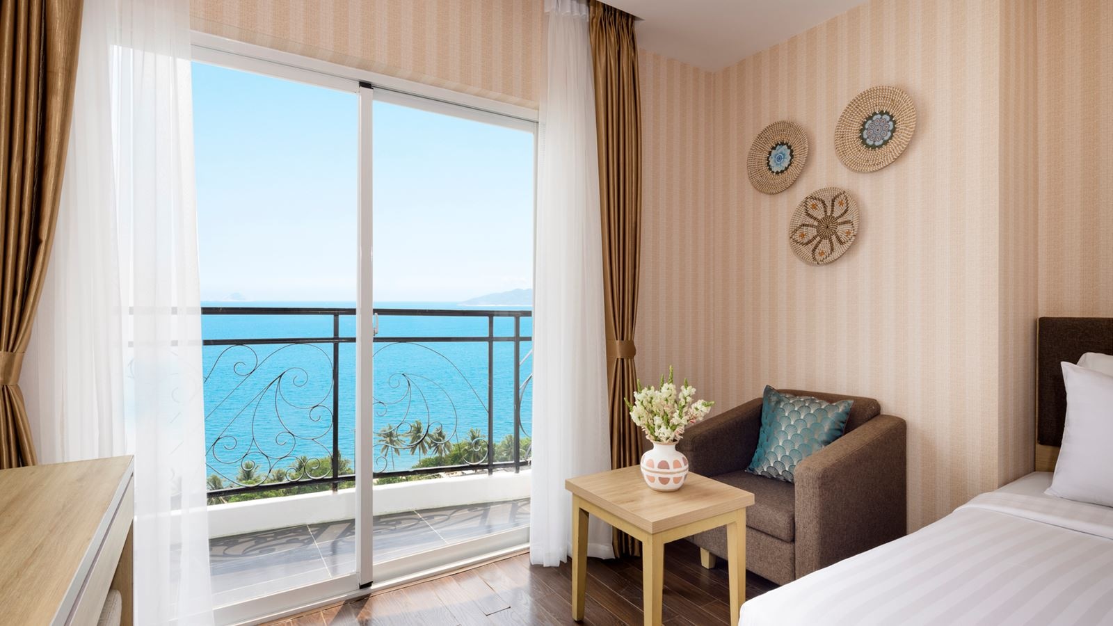 rooms-room-deluxe-sea-view-with-balcony