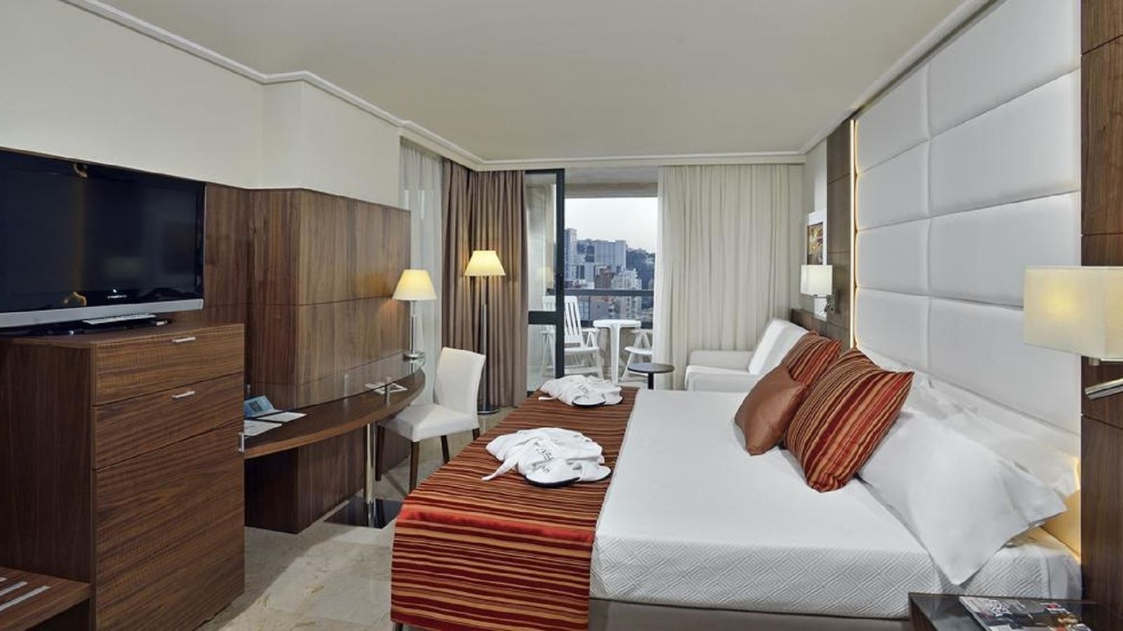 rooms-double-grand-premium-the-level-room-balcony-or-terrace