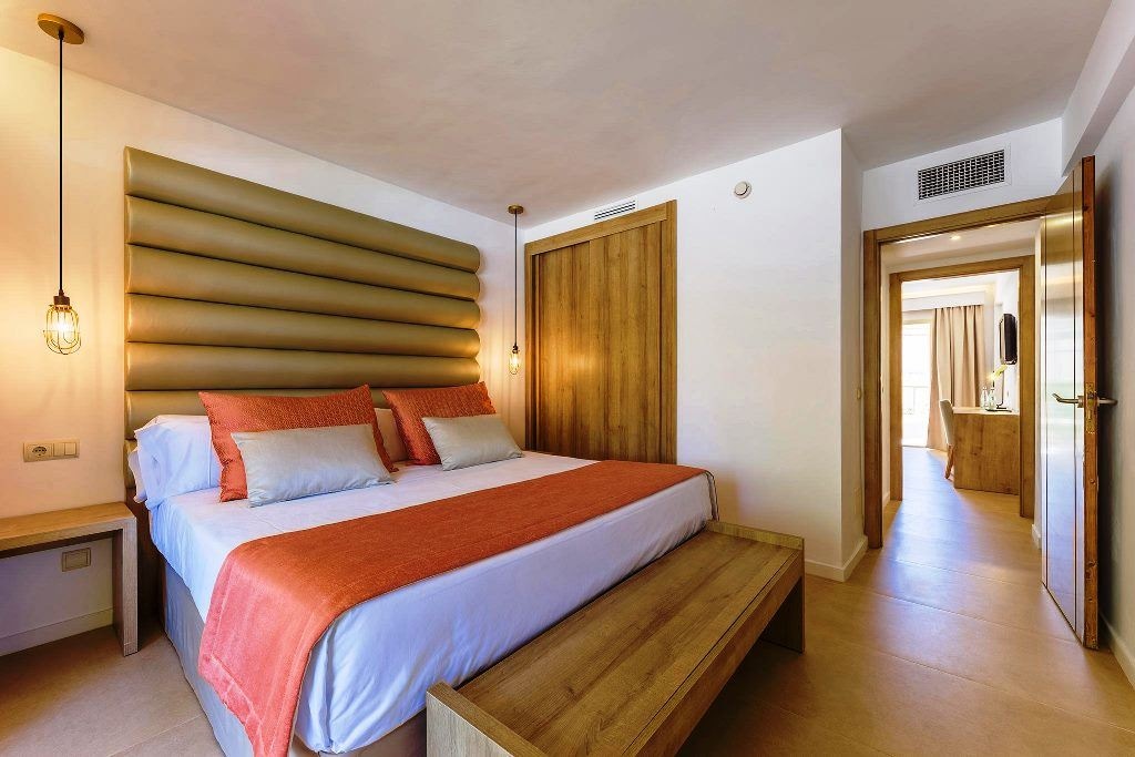 rooms-family-room-pool-view