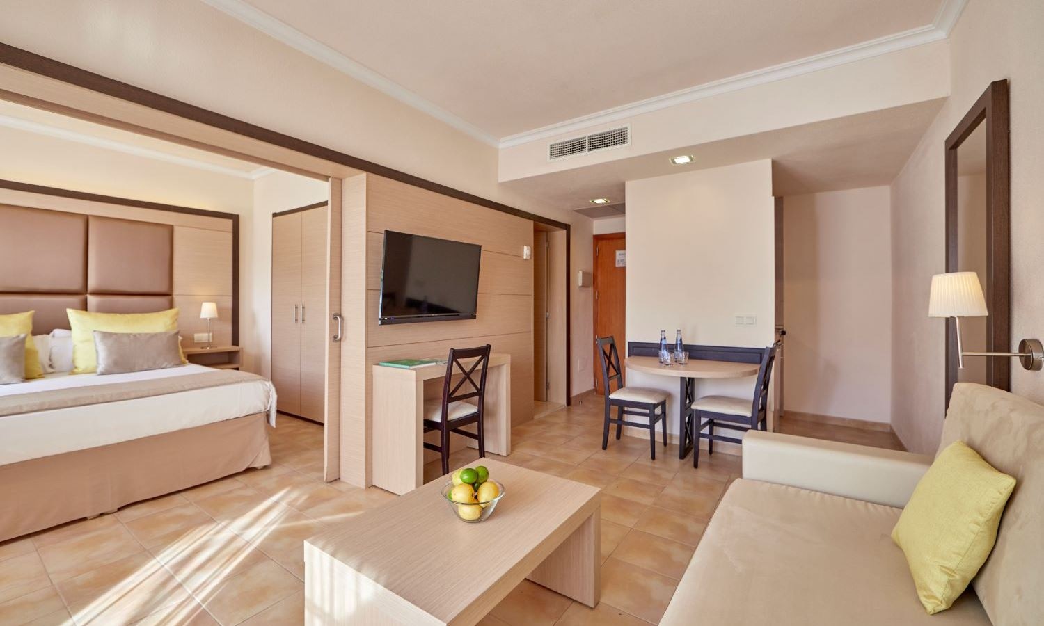 rooms-one-bedroom-swim-up-suite