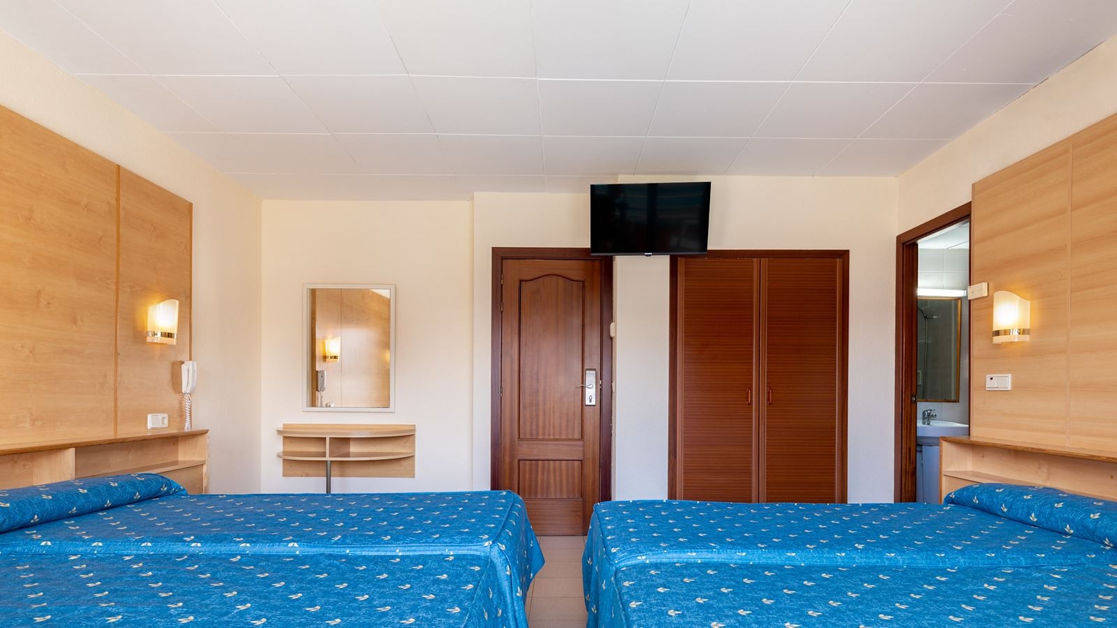 rooms-room-triple-balcony-or-terrace