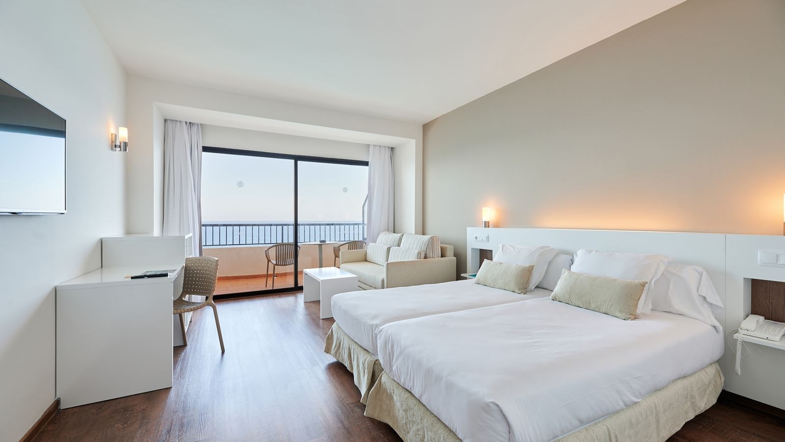 rooms-double-frontal-sea-view-balcony-comfort