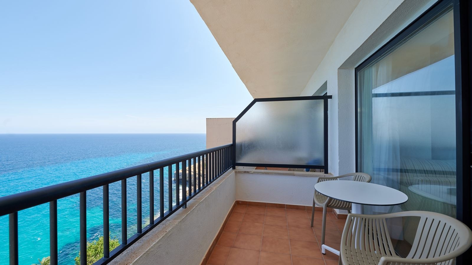 rooms-double-frontal-sea-view-balcony-comfort