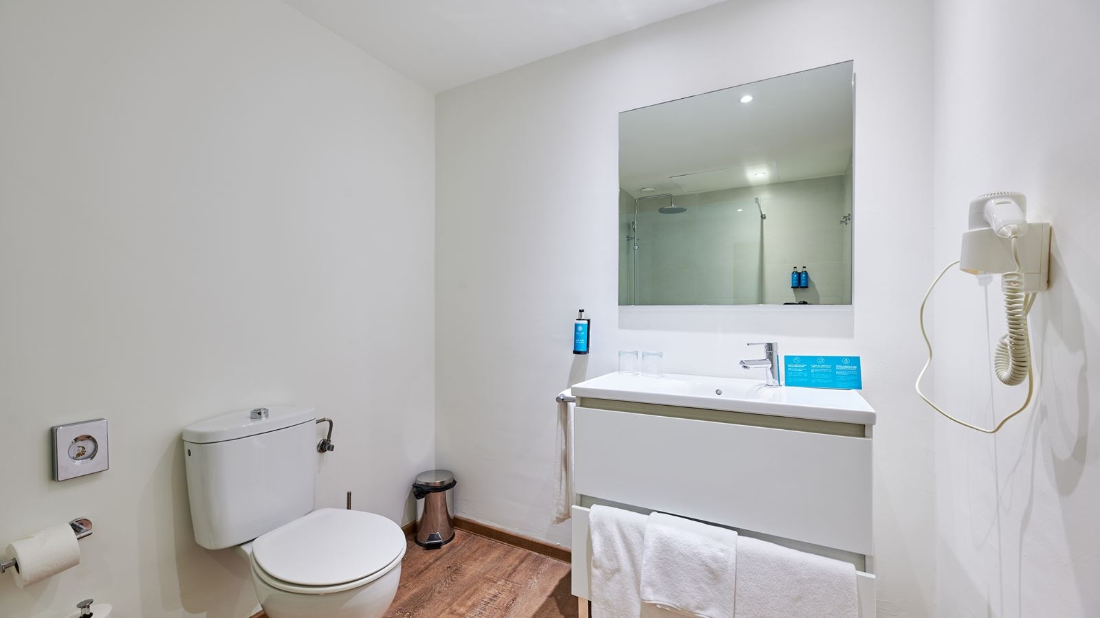 rooms-double-frontal-sea-view-balcony-comfort