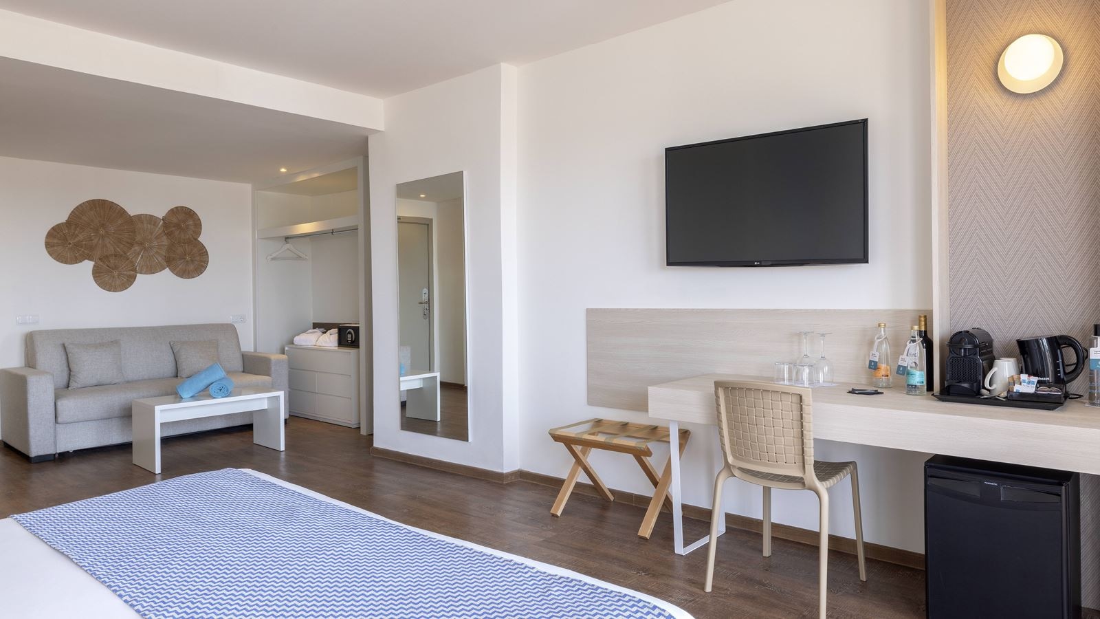 rooms-junior-suite-sea-view-balcony