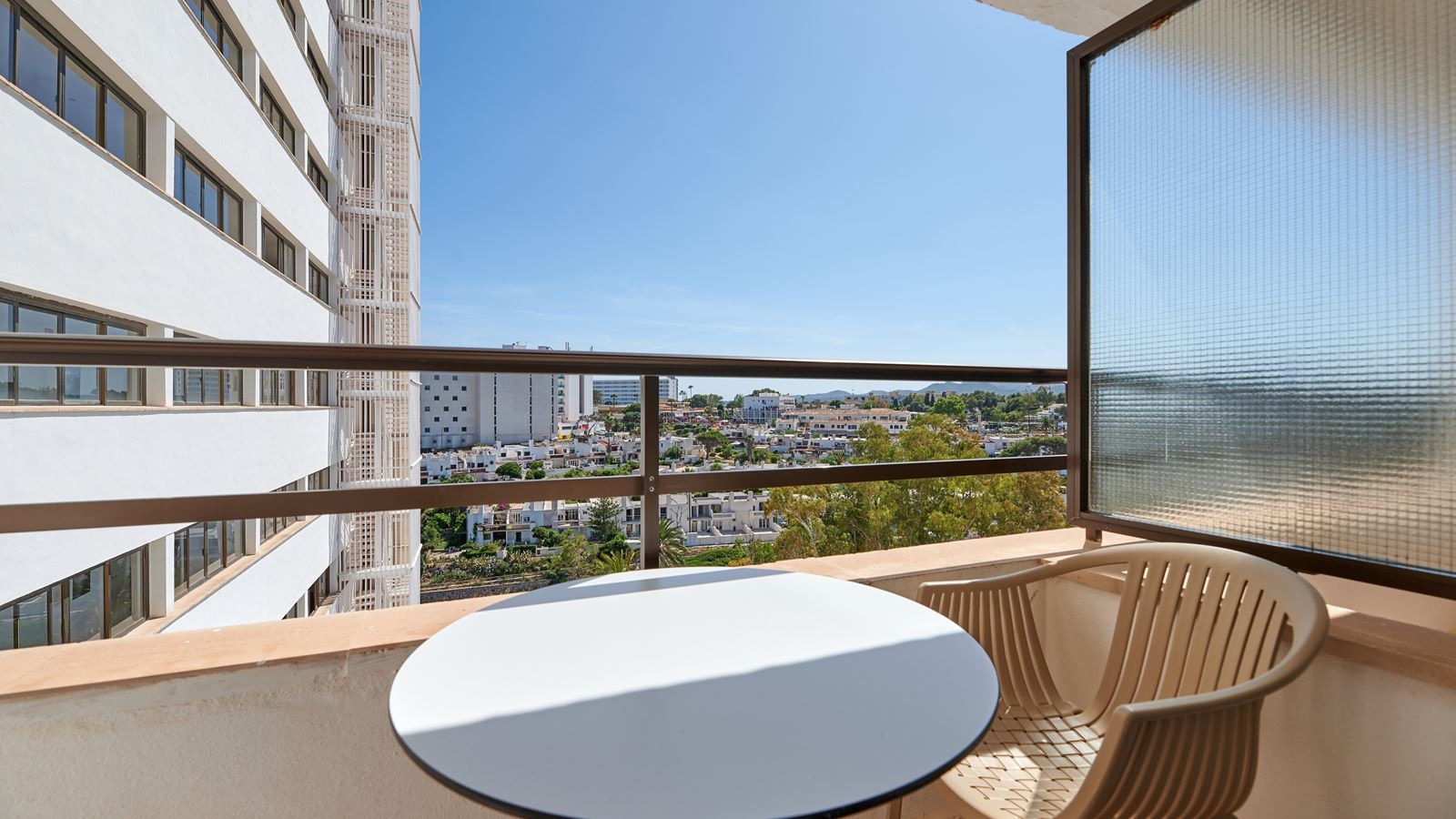 rooms-family-room-balcony