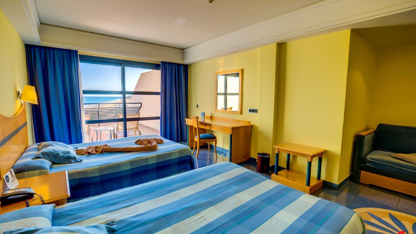 rooms-twin-sea-front-balcony-or-terrace