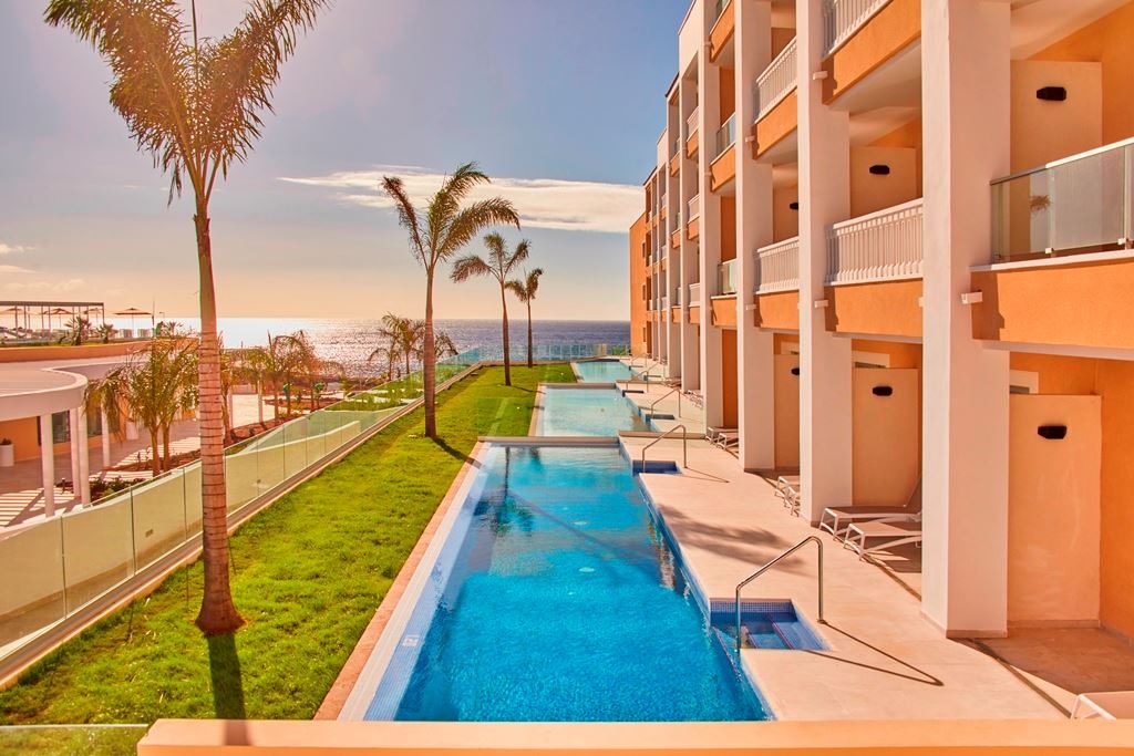rooms-junior-suite-swim-up-balcony-or-terrace