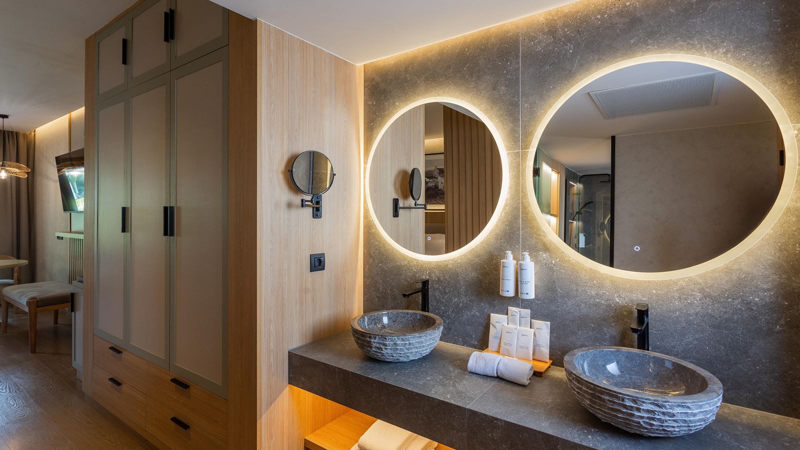 rooms-junior-suite-with-balcony