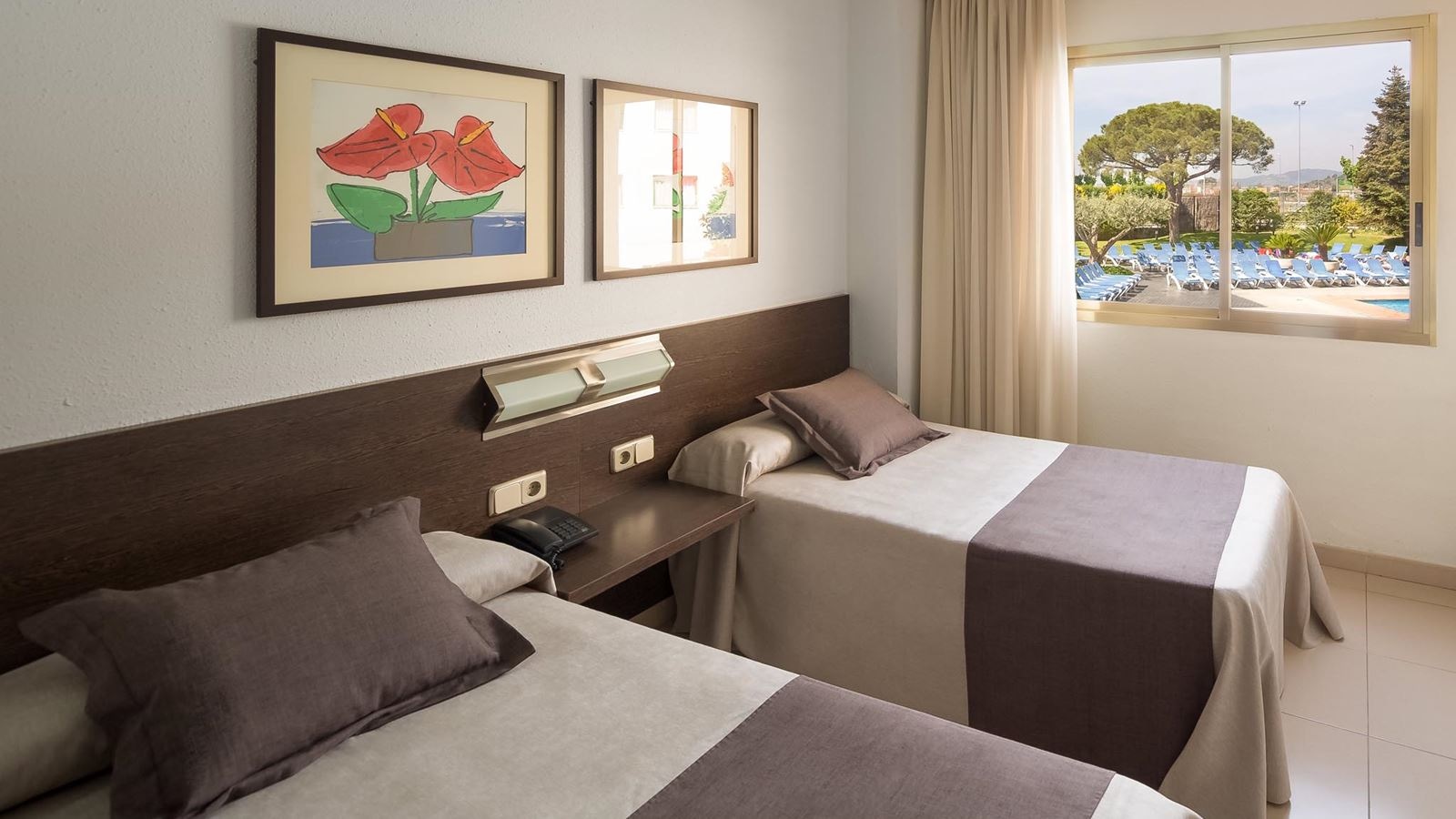 rooms-suite-premium-double-pool-view