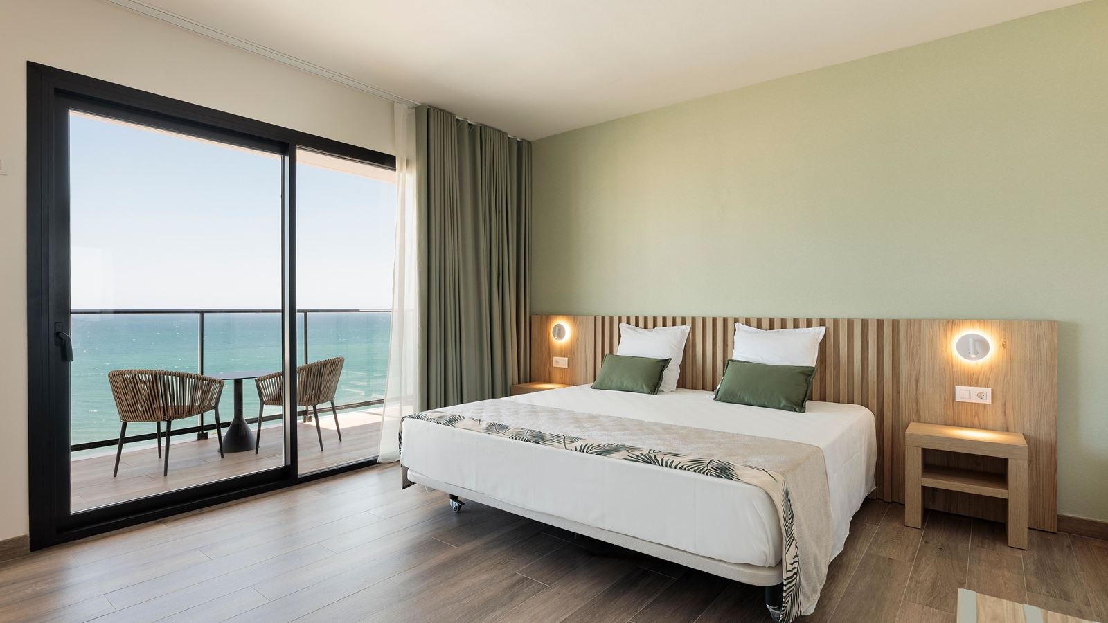 rooms-premium-room-front--sea-view