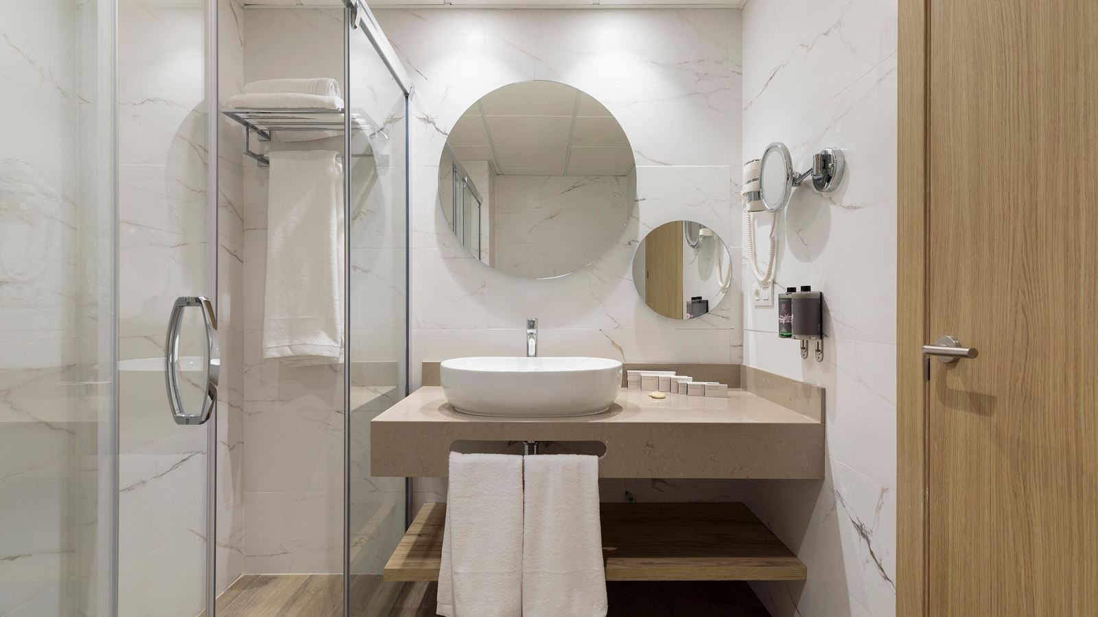 rooms-premium-room-front--sea-view