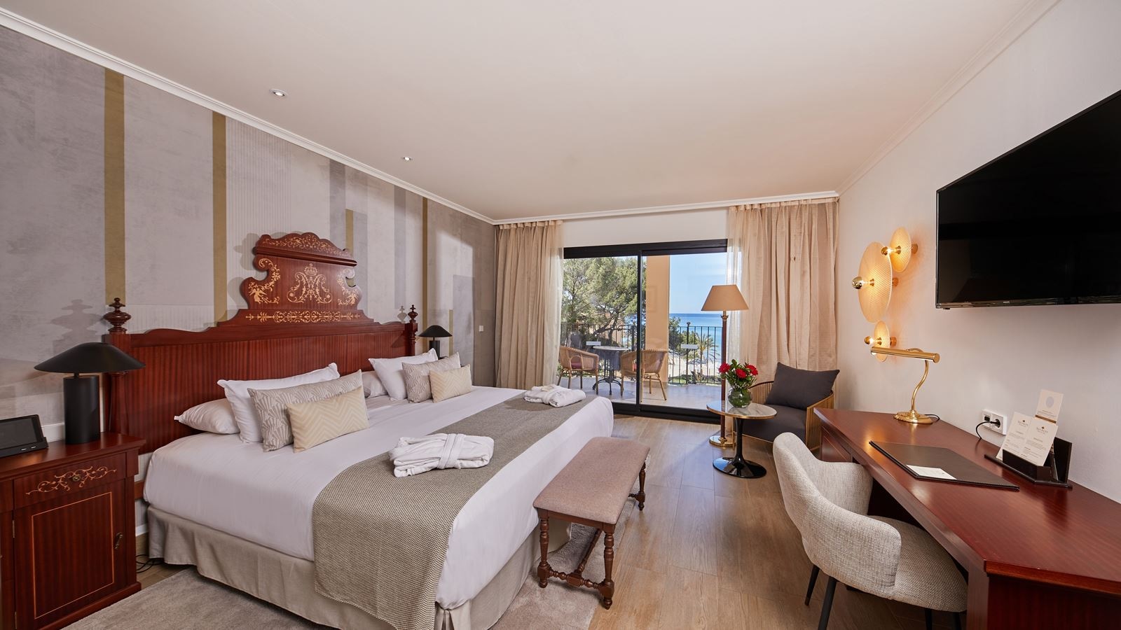 rooms-deluxe-sea-view-front-preffered-club