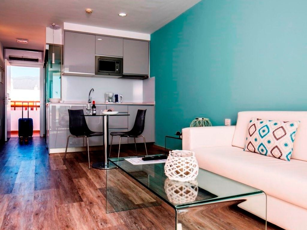 rooms-junior-suite-pool-view--balcony-or-terrace