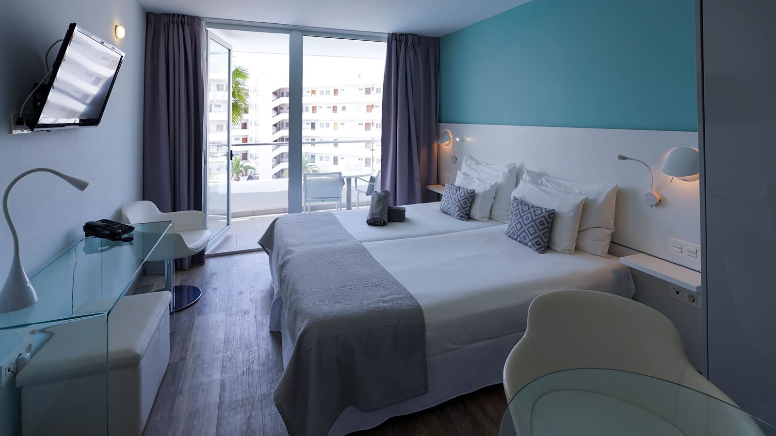 rooms-junior-suite-standard-classic--balcony-or-terrace