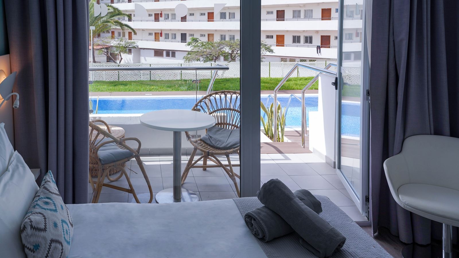 rooms-junior-suite-standard-swim-up