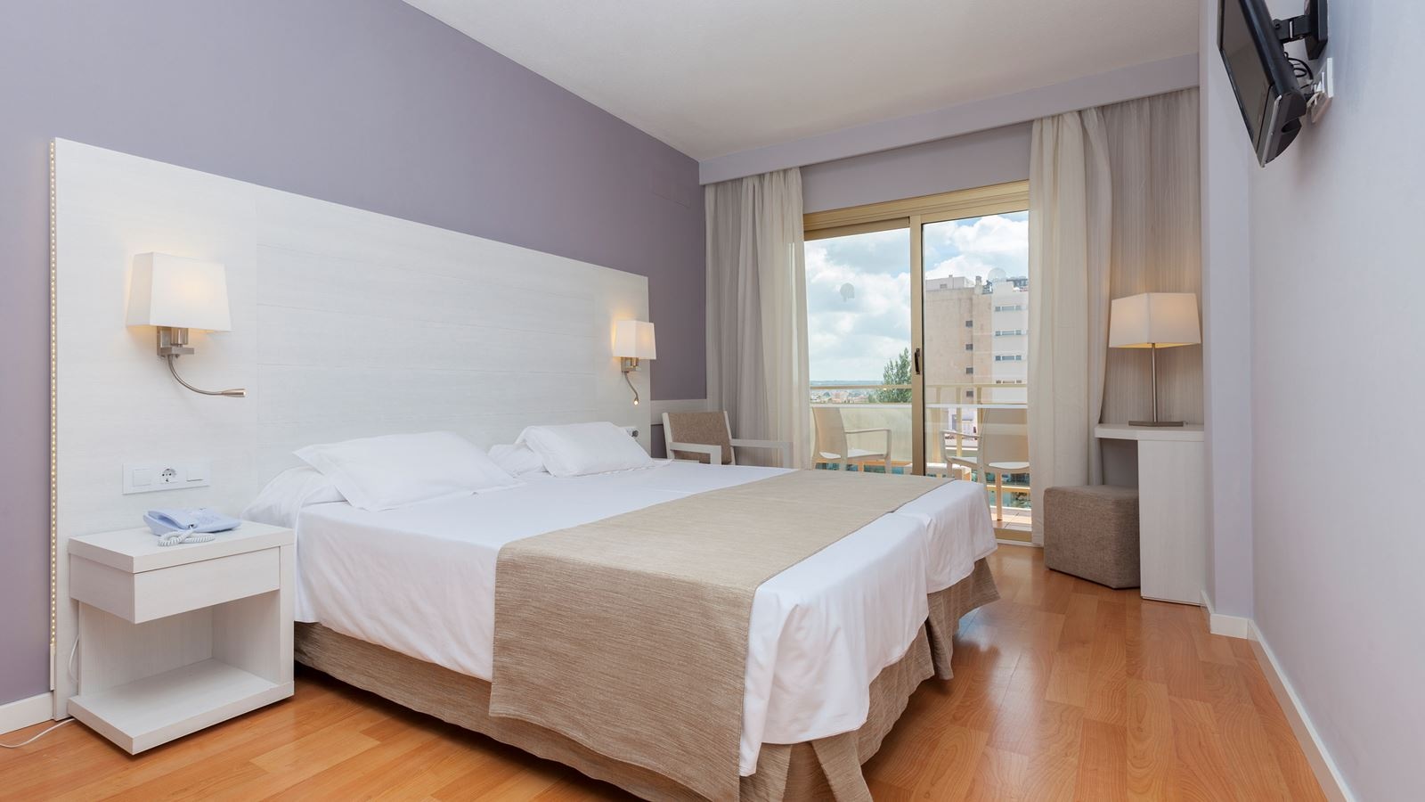 rooms-twin-pool-view