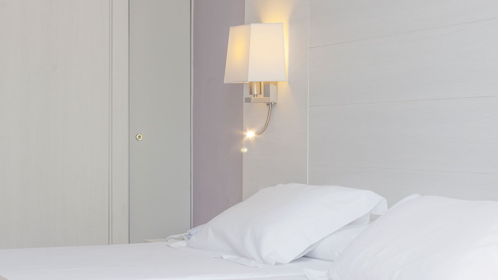 rooms-twin-room-bed-pool-view-extra-bed