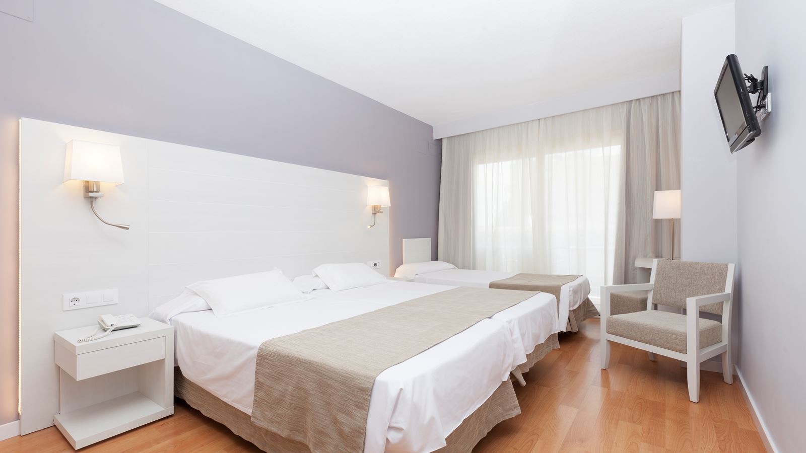 rooms-twin-room-bed-pool-view-extra-bed