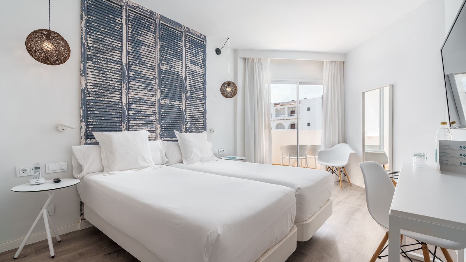 rooms-room-double-balcony