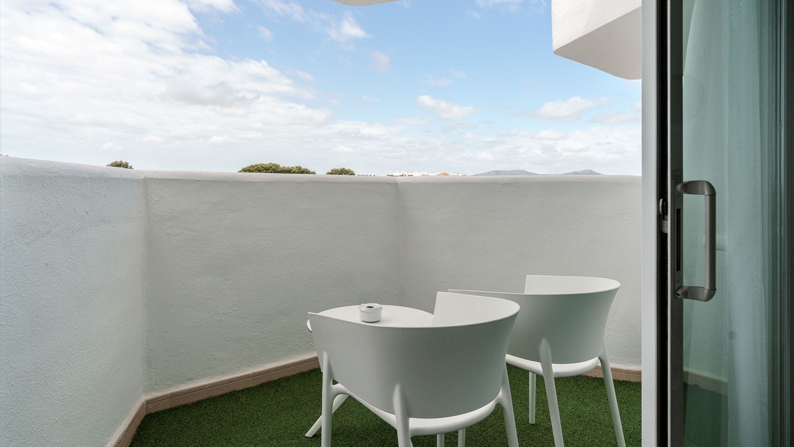 rooms-room-superior-sea-view-balcony