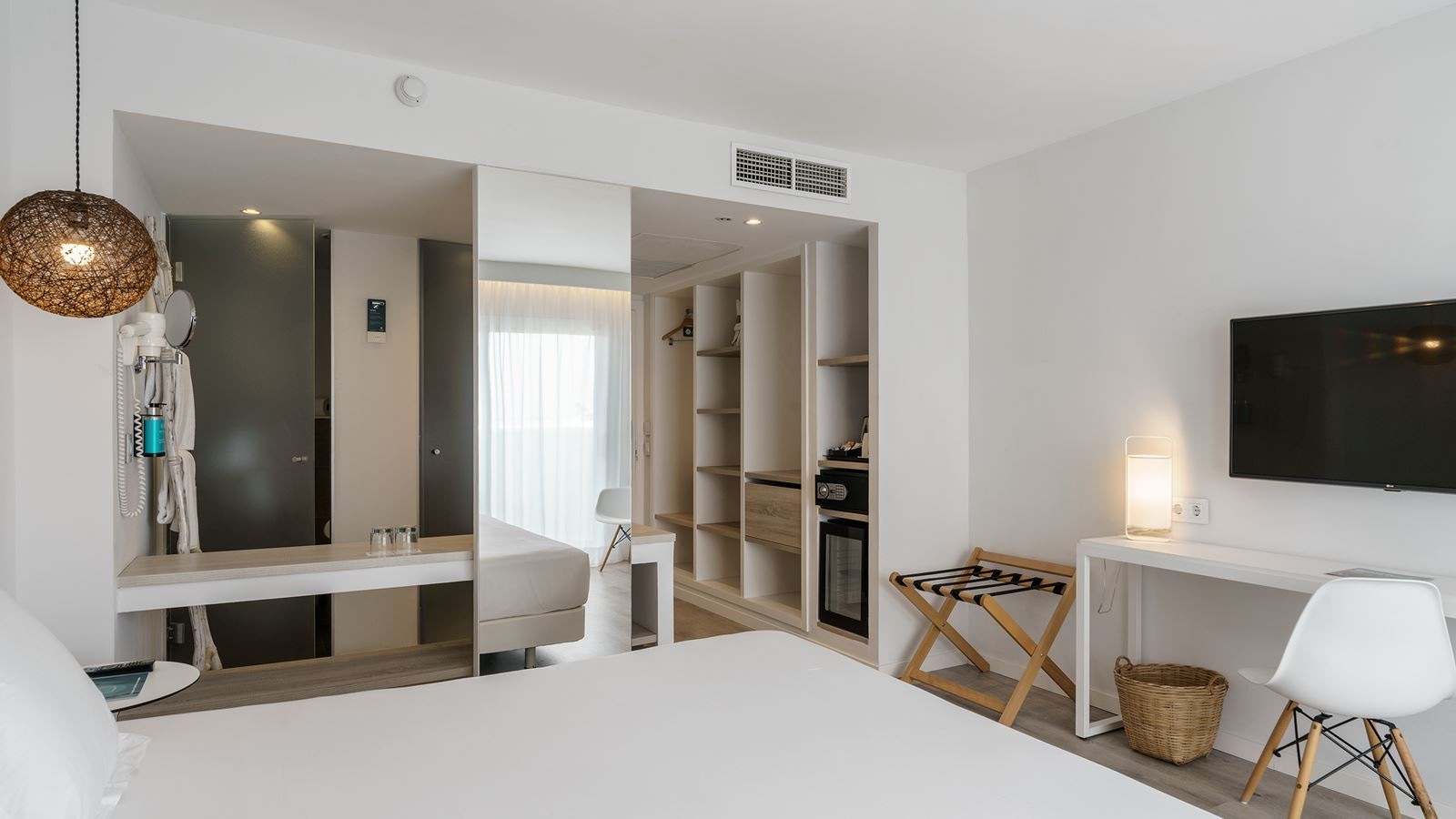 rooms-room-superior-sea-view-balcony