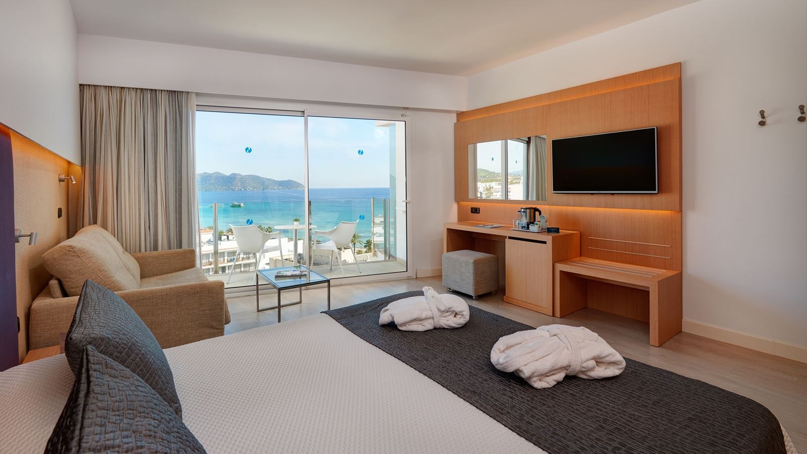 rooms-junior-suite-seaview-lateral-sea-view-balcony-or-terrace