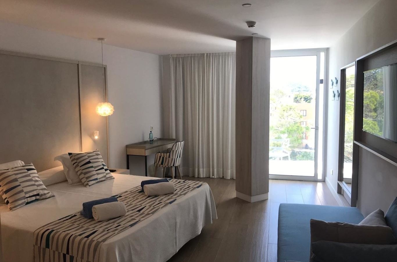 rooms-double-superior-mainbuilding-double-balcony-or-terrace