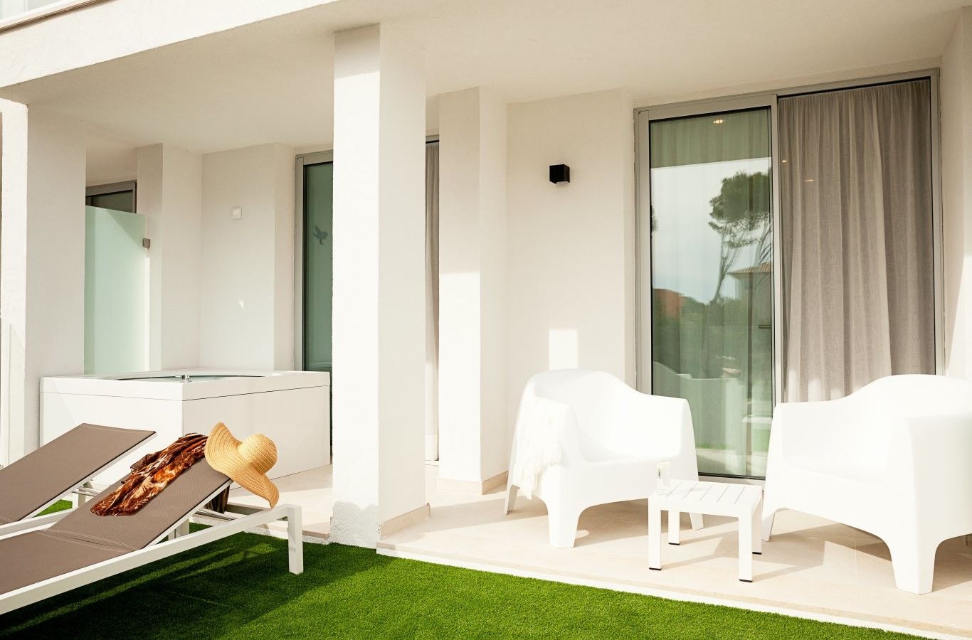 rooms-suite-poolview-jacuzzi