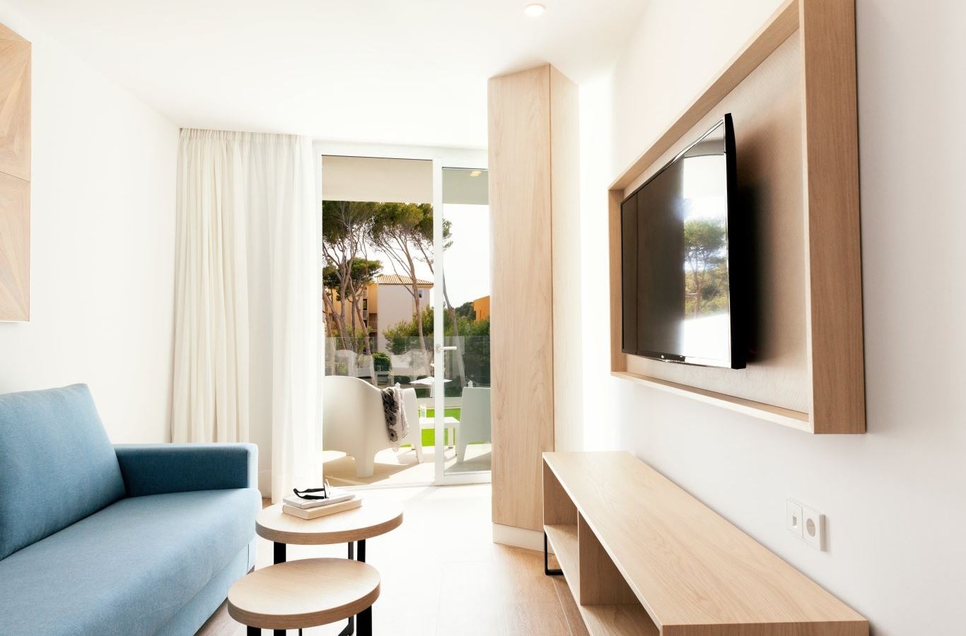 rooms-suite-poolview-jacuzzi