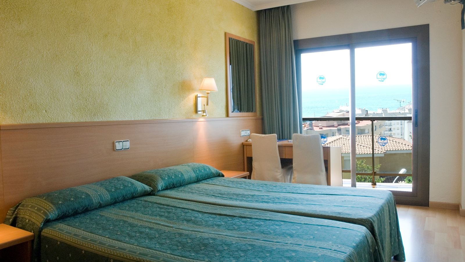 rooms-room-doble-balcony-or-terrace