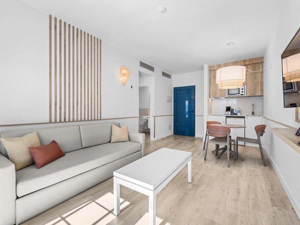 rooms-a1p-renovated-deluxe-1-bedroom-with-balcony-or-terrace