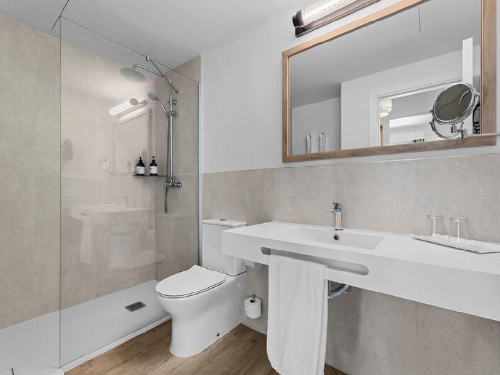 rooms-a1p-renovated-deluxe-1-bedroom-with-balcony-or-terrace