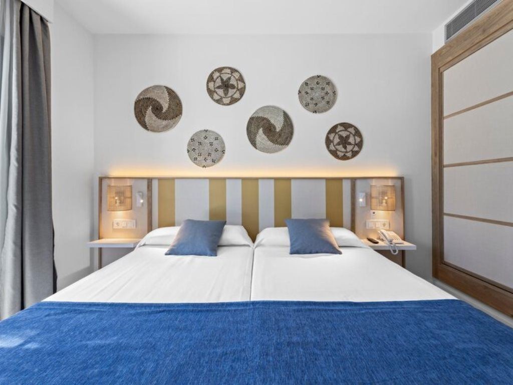 rooms-a1p-renovated-pool-view-deluxe-pool-view-1-bedroom-with-balcony-or-terrace