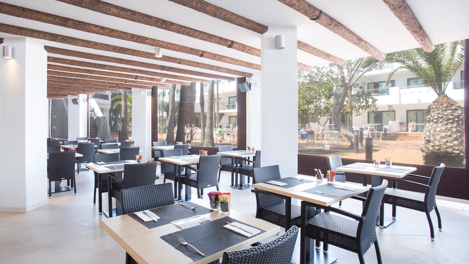 restaurants-manrique-pool-bar