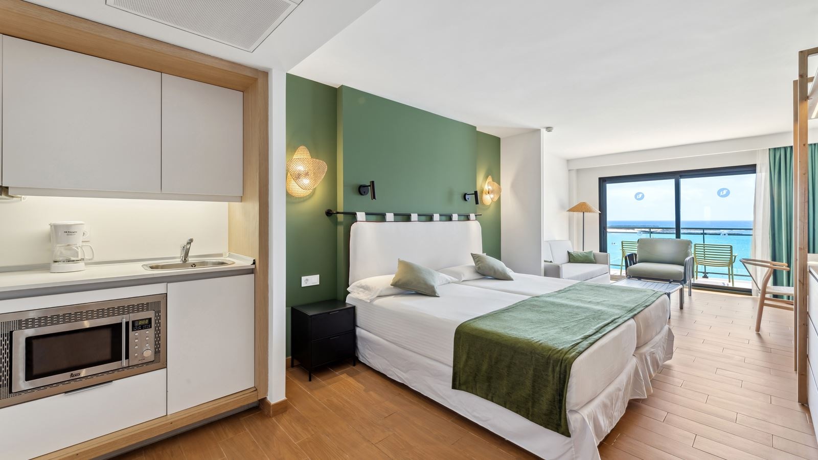 rooms-family-room-sea-view-balcony-or-terrace